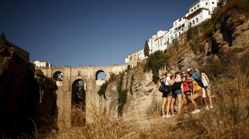 Turistas ante el Puente Nuevo de Ronda