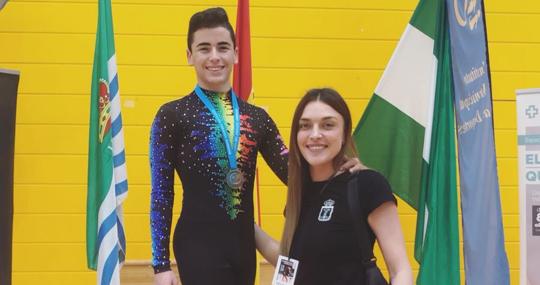 David Quiñones subido al podio tras vencer en El Ejido, con su entrenadora Jessica Ruiz