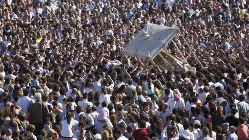 Miles de romeros acompañando a la Virgen del Rocío