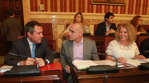 Juan Espadas con Antonio Muñoz y Adela Castaño ayer en el Pleno