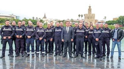 Los polic&iacute;as que detuvieron al asesino de la Plaza Nueva, condecorados