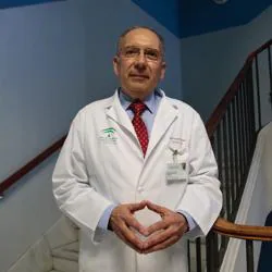 José Pérez Bernal es médico intensivista de la UCI del Hospital Virgen del Rocío desde hace 43 años