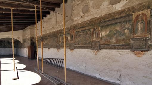 Vista del lamentable estado de las pinturas murales del XVI del deambulatorio alto, con zonas apuntaladas