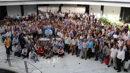 La foto de grupo en el acto de apoyo a Juan Bueno reunió a unas 500 personas