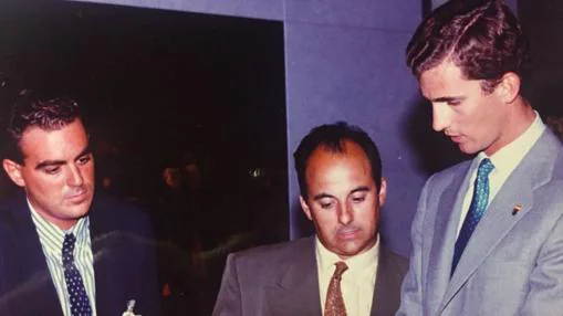 Luis Gresa, a la izquierda; Javier Mateo, director del Pabellón de Aragón, y Felipe de Borbón en 1992, entonces Príncipe de Asturias y hoy Rey de España