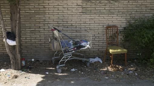 La suciedad se acumula en los barrios de Sevilla