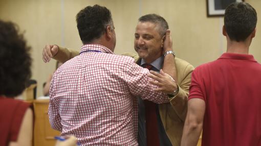 Mellet se abraza a otro de los acusados tras conocer la sentencia del caso Mercasevilla