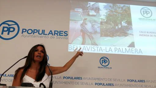 La popular Evelia Rincón, denunciando el mal estado del arbolado en Sevilla