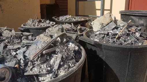 Restos de prótesis procedentes de incineraciones apiladas en el cementerio