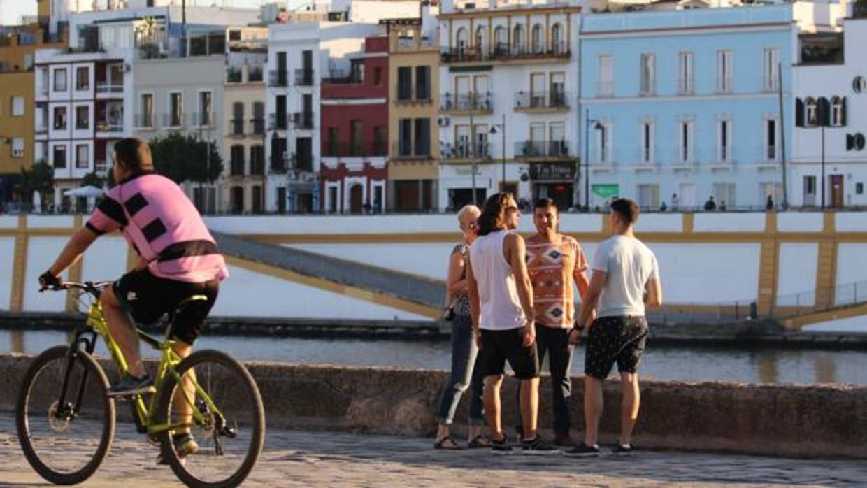 Paseo por la ribera del río Gualdaquivir, con la calle Betis al fondo