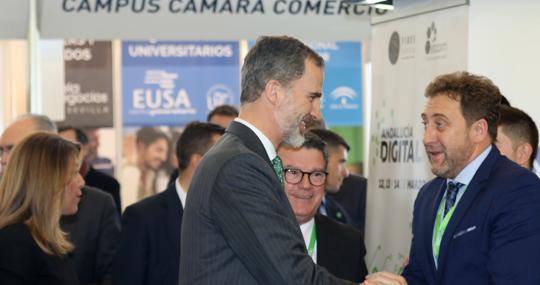 El Rey saluda al presidente de la patronal Conetic, Tomás Castro, acompañado por Susana Díaz
