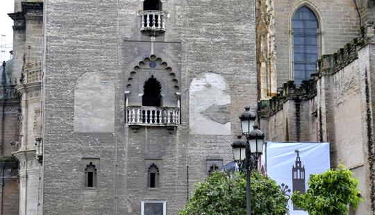 Los machones que aún se conservan en la cara norte de la Giralda