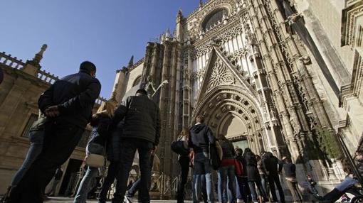Turistas haciendo cola en la Catedral de Sevilla