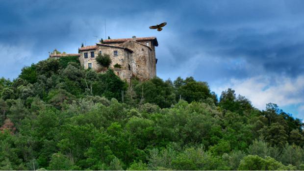 Un espectacular castillo sobre un nido de águilas, convertido en casa rural