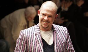 Alexander McQueen murió asfixiado al intentar ahorcarse
