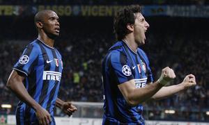 Milito se saca un gol de la chistera