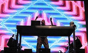 SOS 4.8., entre la gafa de pasta y la pista de baile