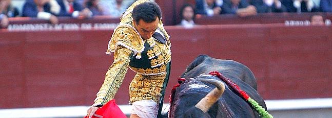 Espeluznante cogida de Aparicio y triunfo de El Cid