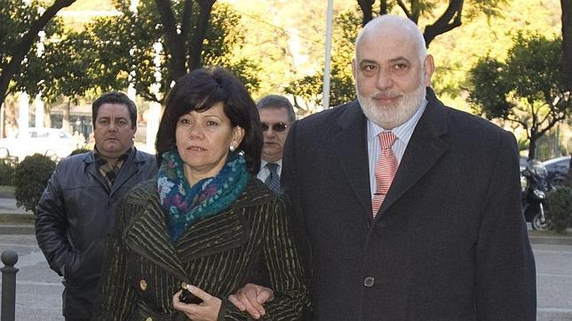 Jos� Mar�n, ex asesor del alcalde, del brazo de su mujer, quien ha recibido 2.500 euros de un premio municipal