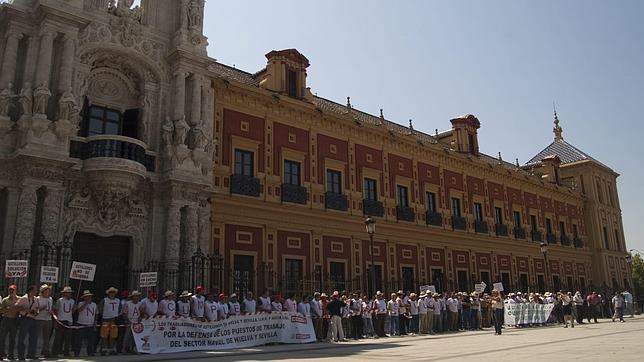 Trabajadores de Astilleros forman una cadena humana