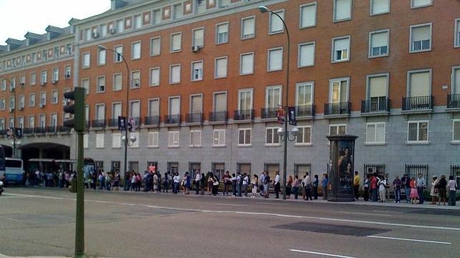Enormes colas para coger el autobús Enormes colas para coger el autobús