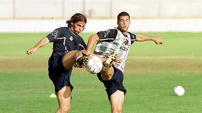 Capi y Rivas pugnan por el bal�n, en la temporada 2000-01