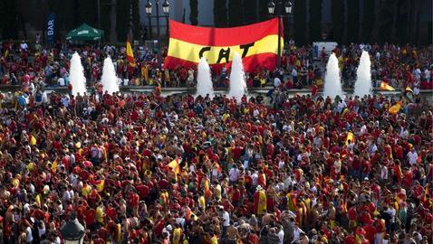 Miles de barceloneses se concentran en la plaza de España para animar a la selección Miles de barceloneses se concentran en la plaza de España para animar a la selección