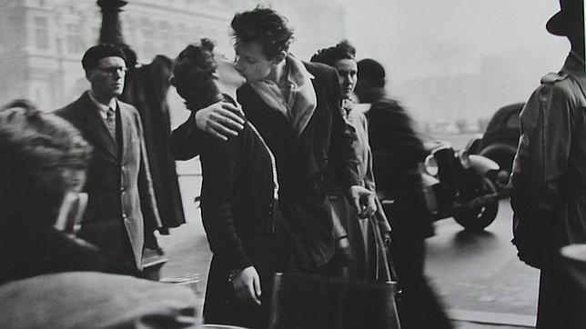 �A besarse, espa�oles!