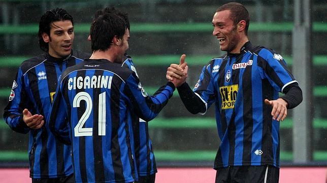 Luca Cigarini y el hoy sevillista Tiberio Guarente, cuando ambos militaban en el Atalanta.