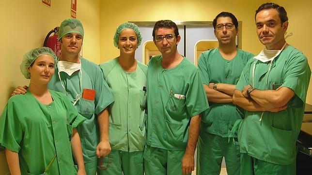 De izquierda a derecha el equipo quirrgico que realiz la intervencin. Monte Antunez (DUE), Antonio Amaya (cirujano), Cristina Amores (DUE), Francisco Alba (jefe de Servicio de Ciruga), Enrique Fernndez (anestesilogo) y Jos Manuel Romero (cirujano).