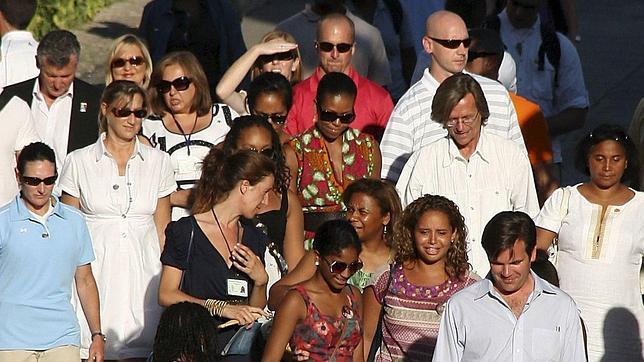 Michelle Obama y su hija, acompaada de su cortejo ayer en Granada