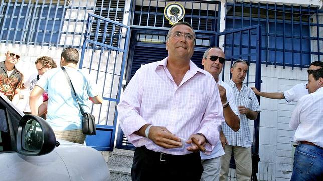 El m�ximo accionista del H�rcules, Enrique Ortiz, acudi� ayer a las oficinas del club en el Rico P�rez de regreso de unas vacaciones.