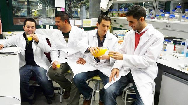 Los cuatro j�venes biotecn�logos, en su laboratorio probando la nueva bebida de naranja.