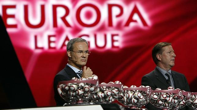 El director de competiciones de la UEFA, Giorgio Marchetti, acompaado por el ex futbolista Whelan durante el sorteo.