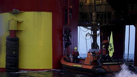 Greenpeace se encarama a la plataforma petrol�fera de Cairn Energy en Groelandia