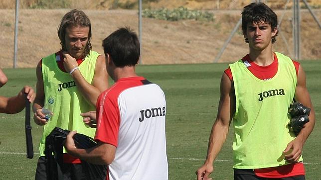 Diego Capel y Diego Perotti, en una prueba de esfuerzo fsico con Ramn Orellana.