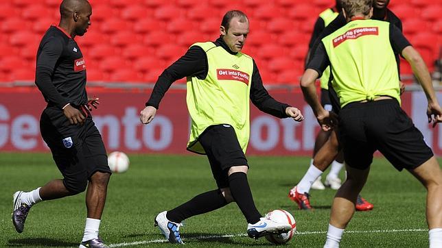 Acusan a Rooney de enga�ar a su esposa embarazada con una prostituta