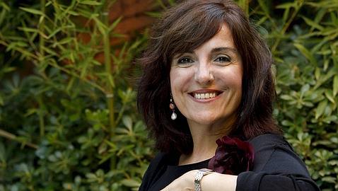 Elvira Lindo: «No es una autobiografía, pensar eso le quita valor a mi trabajo» Elvira Lindo: «No es una autobiografía, pensar eso le quita valor a mi trabajo»