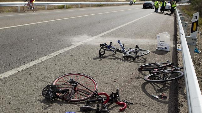 Restos del accidente en el que dos personas han muerto