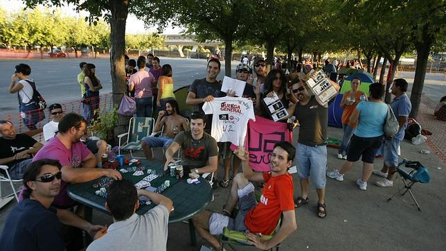 Los fans de U2 acamparon ayer en torno al estadio.