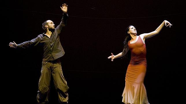 Sidi Larbi Chekaoui y Mar�a Pag�s pusieron ayer al p�blico maestrante en pie con su montaje �Dunas�. 