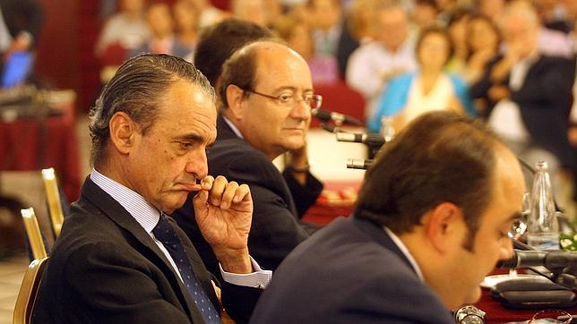 Mario Conde, durante su presentación ayer en el Círculo; en segundo plano, Federico Roca