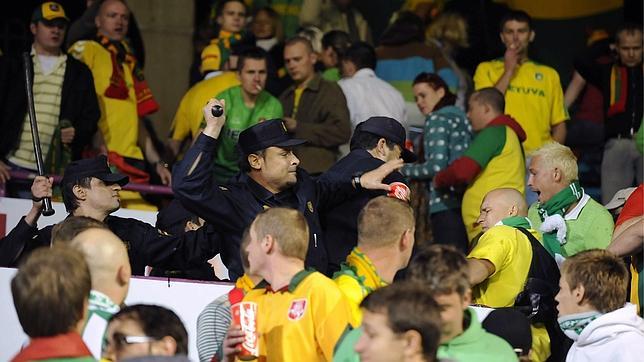 La Polic�a carga contra los lituanos