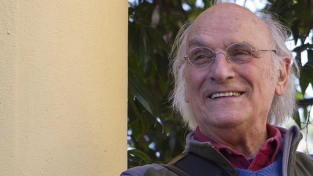 El cineasta, Carlos Saura posa antes de la presentacin de su pelicula "Flamenco Flamenco"