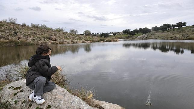 Un ni�o juega junto al embalse del arroyo de Santa Mar�a