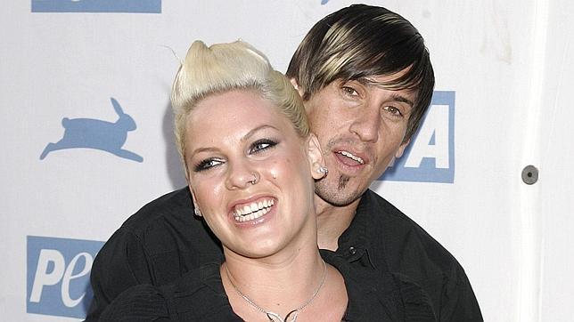 Pink junto a su pareja