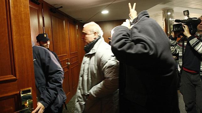 La Guardia Civil acude al hotel donde se encuentran los controladores aéreos La Guardia Civil acude al hotel donde se encuentran los controladores aéreos