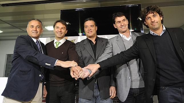 De izquierda a derecha, unen sus manos Rafael Gordillo, Juan Urea, Jos Antonio Gordillo y Emilio Vega 