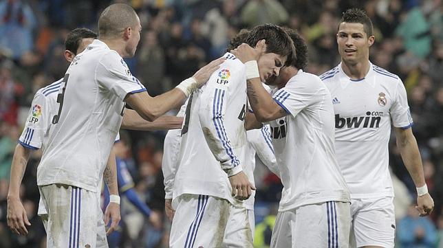 Benzemá y Cristiano regalan a Morata el balón de sus «hat-trick» Benzemá y Cristiano regalan a Morata el balón de sus «hat-trick»