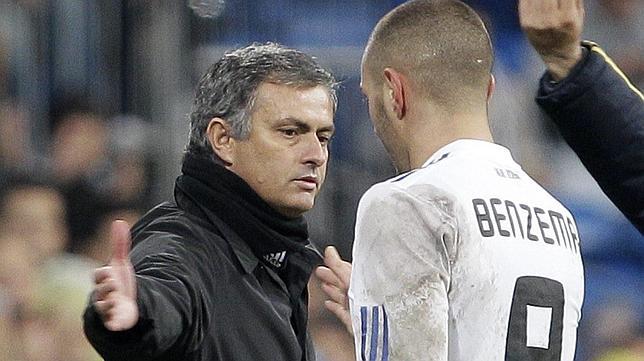 Mou perdió una apuesta con sus jugadores y en la vuelta viajarán el día del partido Mou perdió una apuesta con sus jugadores y en la vuelta viajarán el día del partido